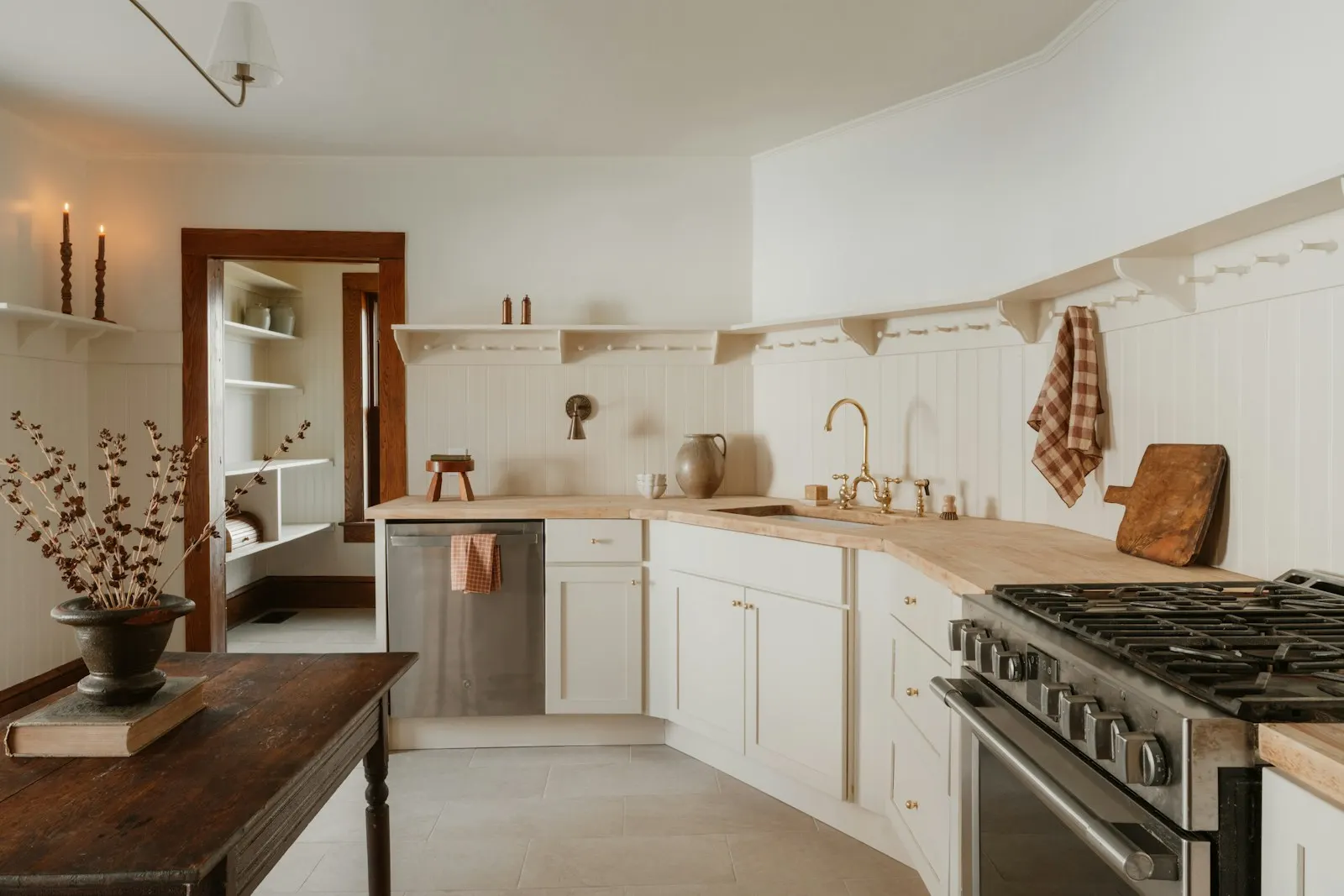 A tidy kitchen — illustrative home-cleaning inspiration